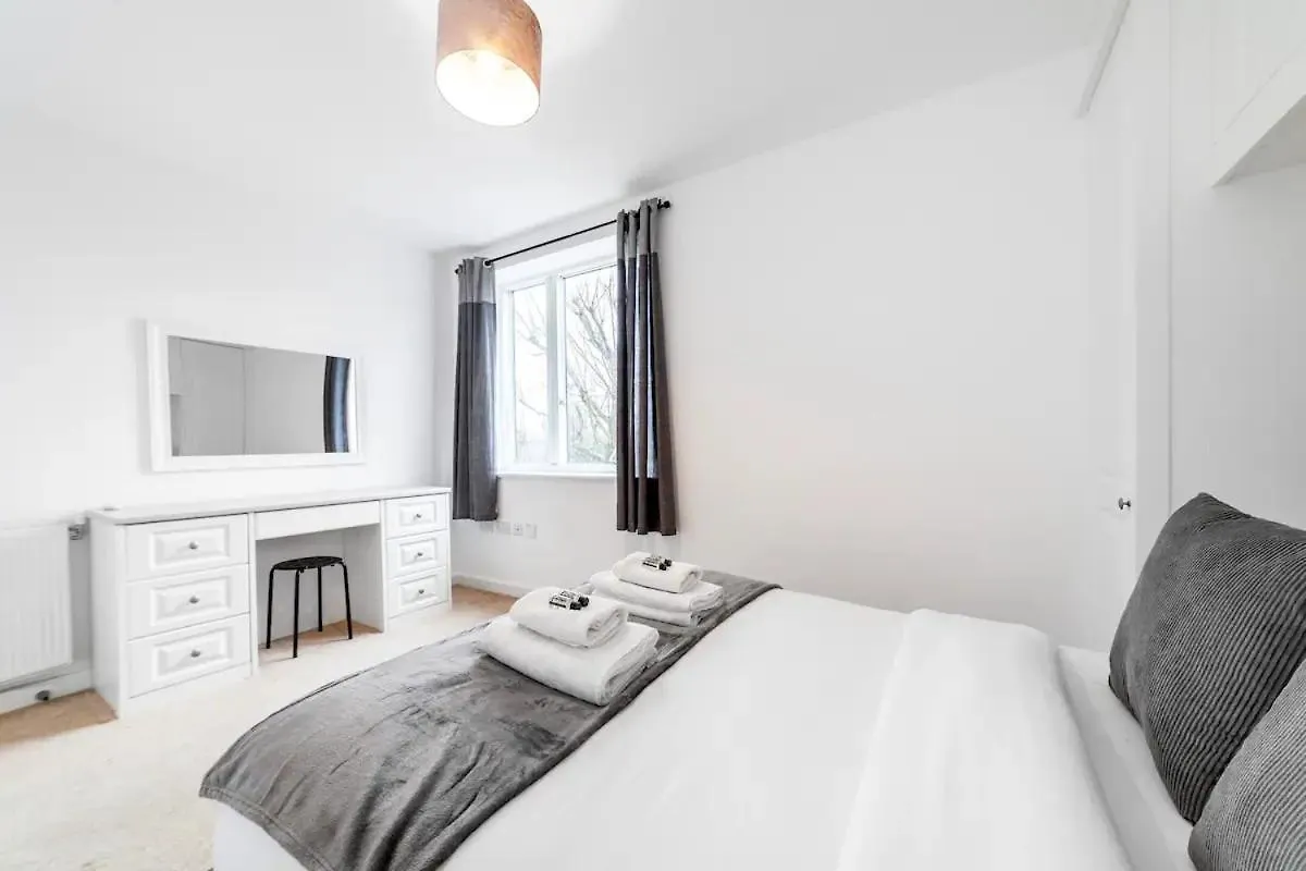 Stunning Double Bed Flat With Private Balcony & Free Parking Apartment London