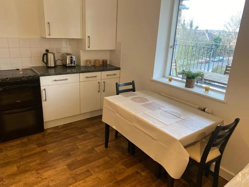 Stunning Double Bed Flat With Private Balcony & Free Parking Apartment London