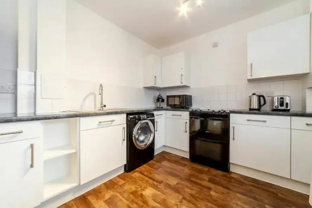 Stunning Double Bed Flat With Private Balcony & Free Parking Apartment London