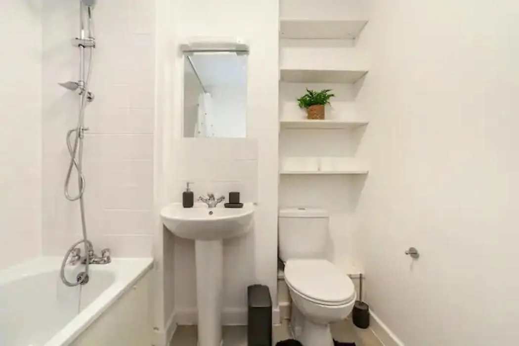 Stunning Double Bed Flat With Private Balcony & Free Parking Apartment London